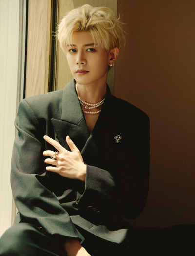 男星出席活動互動粉絲 飛來禮物險砸頭！錯愕表情全被拍