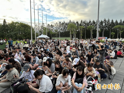 （直擊）SEVENTEEN場外擠破千人！台粉狂喊羨慕、聽音漏狂刷票