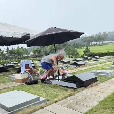 心碎！具俊曄雨中獨身守候大S「哀傷身影再現」惹鼻酸