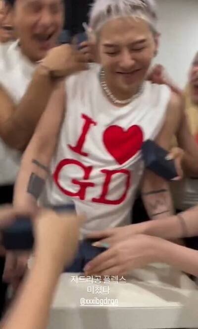 太寵！GD送項鍊給每位巡演舞者 全場狂喊「權志龍！」