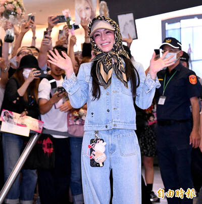 以為GD又來？！時尚女王濱崎步空降桃機 「豹紋頭巾」太搶鏡
