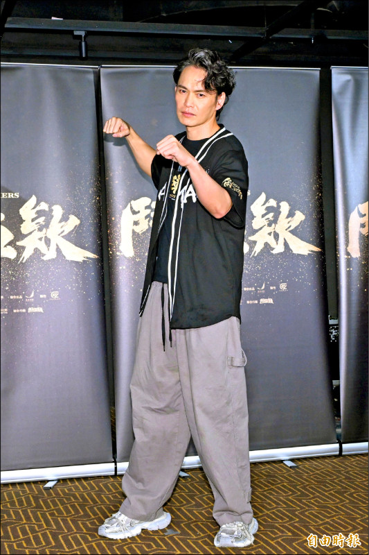 黃鐙輝《角頭》大戰全裸20女優─是元介收襪子膠帶拍性愛戲自封動作戲擔當