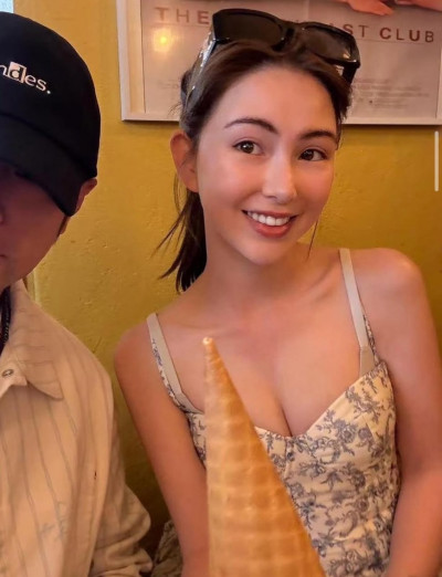 昆凌激裸美胸！周杰倫竟被卡掉一半 忍不住現身抗議