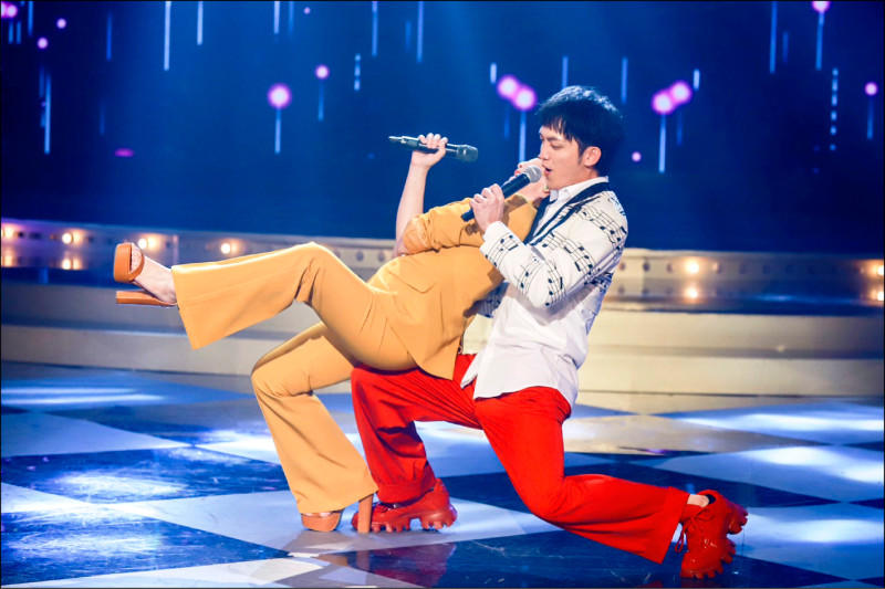 張秀卿揪巴大雄唱不夠 躺郭忠祐身上險摔地