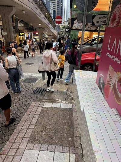Angelababy母愛爆棚緊牽小海綿 母子同框畫面溫馨曝光