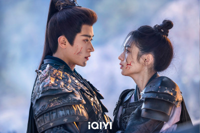 「小章子怡」片場鬧笑話 橋邊閒聊竟跌落水…狼狽樣曝光