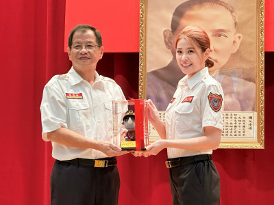 李燕暖舉曝光！捐「救災神器」護消防員 談到原因秒落淚
