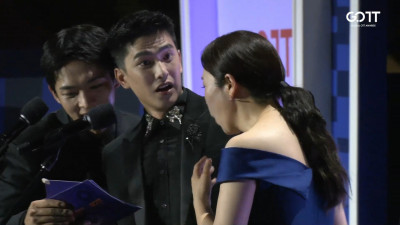 曾敬驊韓國頒獎超驚嚇！打開信封「找嘸人」40秒慌張模樣全被拍