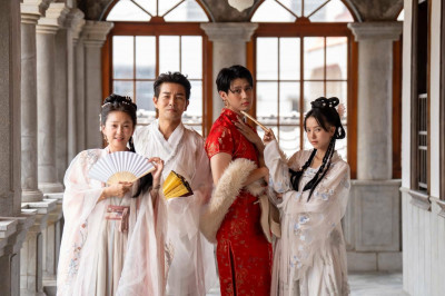 謝承均曬李玉璽旗袍照眼神死 花甲遊笑到掉魂