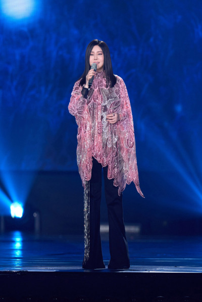 費玉清真有心！江蕙開唱蝴蝶花禮又「變裝」 金馬影帝也來朝聖