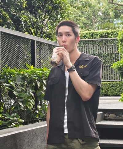 蔡依林不藏了！甜蜜勾脖31歲泰國男神被拍 真實身分曝光