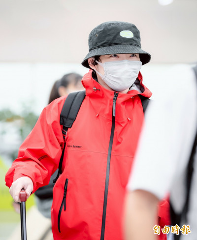 （獨家直擊）星野源婚後首來台！新垣結衣老公悄抵松山機場