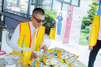網紅「鳳梨」躲過12槍掃射 身穿房仲背心曝光