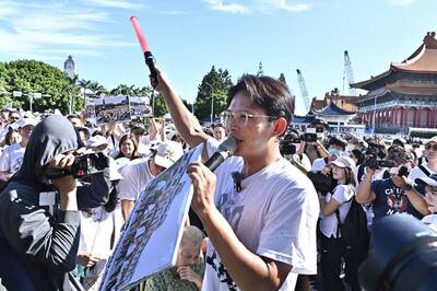 名嘴尚毅夫嗆民眾黨 「有本事去天安門遊行」