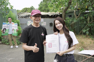 禾羽帶粉絲化身浪浪守護者 親洗高齡狗狗掀溫柔追星風