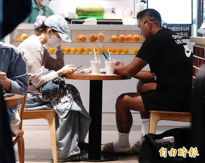 （獨家直擊）范瑋琪低調現身松菸 與黑人「同桌卻0互動」全捕捉