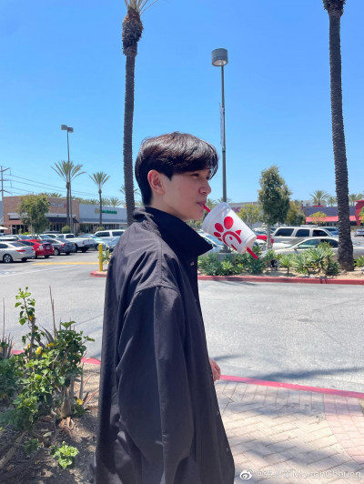 袁詠儀18歲兒畢業了！帥臉複製媽媽  張智霖自爆明年想抱孫
