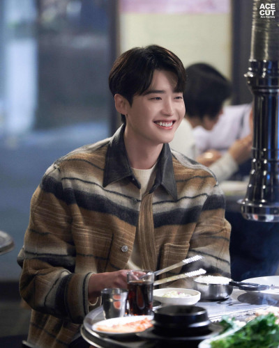 李鍾碩11月來台會粉！昔站入口幫驗票 親握手送禮超暖