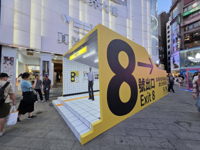 西門町《8號出口》是什麼？ 詭異大叔嚇壞路人