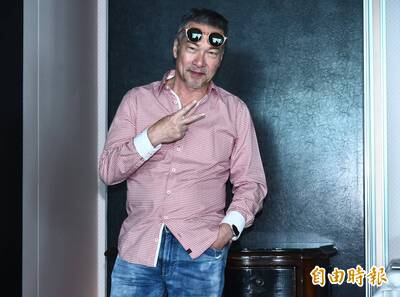 (影)67歲黃仲崑驚爆罹帕金森氏症 嫩妻Lulu露面不忍揭他現況