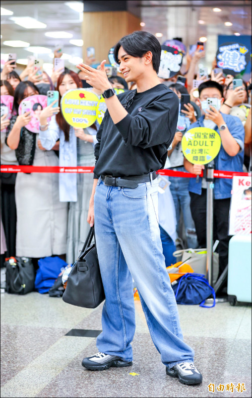 中島健人嗨翻500名接機粉絲 大巨蛋打卡開心秀中文