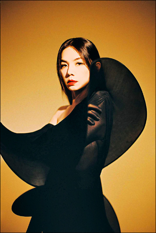 Ella宣告巡演50星友出主意-張信哲想看童年照 吳青峰提醒別歪掉