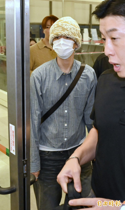 EXO伯賢飛抵台灣！真的買到iPhone17了 立刻開箱曬自拍