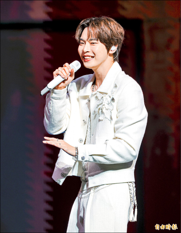 道英唱到一半吃香蕉  台粉搶拍照