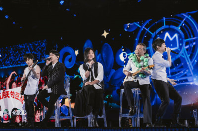 阿信開唱搶先秀iPhone 17 Pro顏色曝光 五月天被吃豆腐