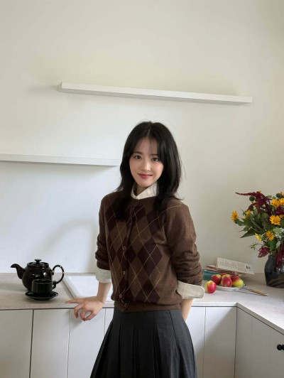 35歲朴寶英童顏無敵 韓媒讚美照如「秋季女神」