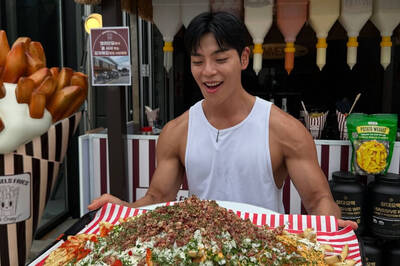 百萬吃播YouTuber被上銬 耍賴20分鐘拒絕做1事