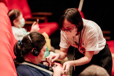 魏德聖鼓勵努力活下去！高雄暖心義剪助視障影迷