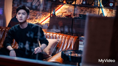 男神白敬亭銀行單挑搶匪！「單手換彈匣」帥到封神