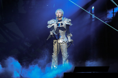 SHINee KEY銀色戰袍超霸氣！台粉變鬼魂喊常來：我錢很多