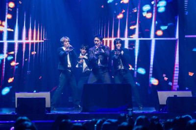 TEEN TOP噴香水撩台粉 壽星天地慶15周年：最棒生日禮物