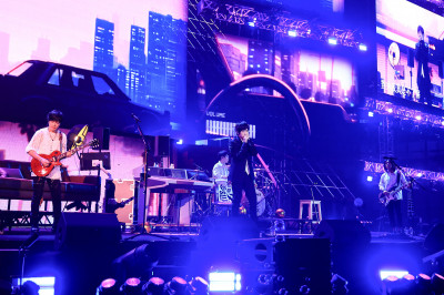 五月天鼓動粉絲退高鐵票退住宿 阿信約西子灣看日出遭糾正