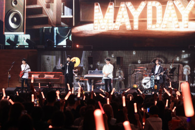 （影）不只捐500萬 五月天中秋前率萬人唱《倔強》為花蓮災民打氣