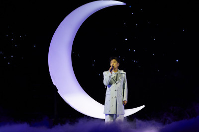 遇到大遊行!張信哲「走路上班」登麥迪遜花園廣場 天后帶老公、混血兒露臉