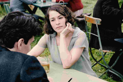 氣質女星扮文豪謬思吸10萬觀眾朝聖！出身演藝世家來頭不小