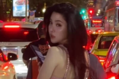 （影）女星著性感粉紅睡衣現身機車後座  身材辣翻百萬人讚