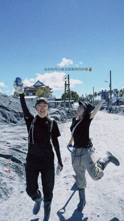 （影）篠崎泫花蓮救災「滿身泥巴」被讚人美心善 水晶指甲卻掀酸民論戰