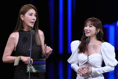 金鐘60》小禎、佩甄舞台高唱《沒出息》 擔任頒獎人:很有空