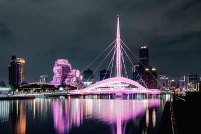 K-POP天團降臨高雄預備 陳其邁秀6地標：全城變身粉紅色