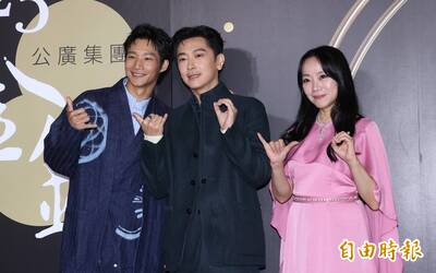 施名帥被拱重現「激烈男男吻」 黃冠智神回:續集叫《歹作愛》