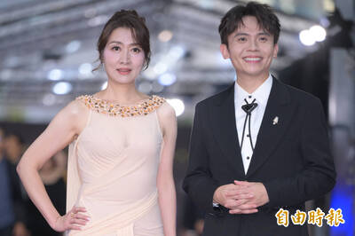 金鐘60》女神是誰? 鄧惠文褪下醫師袍薄紗戰袍秀線條