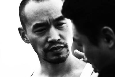 （影）「Uncle補不補」黃立成加密貨幣慘虧17億 曬黑白照