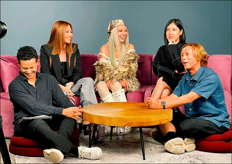 A-Lin帶琟娜赴美驚奇之旅    凍齡歌后被查證件笑喊我是你媽媽