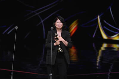 金鐘60》《影后》嚴藝文擒導演獎！哽咽喊話亡父：爸爸，我照你說的去做了