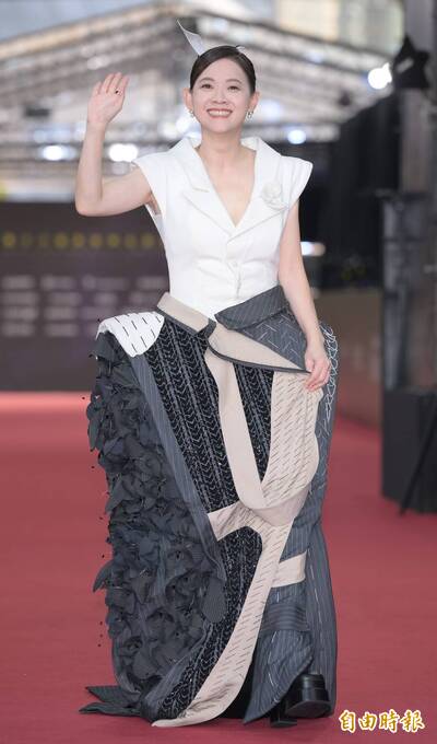 金鐘60》曾寶儀「男女混裝」走紅毯  看哭康熙合體暖心傳訊小S