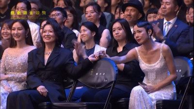 金鐘最催淚畫面！謝瓊煖緊握《影后》原形人物柯淑勤 內情曝光
